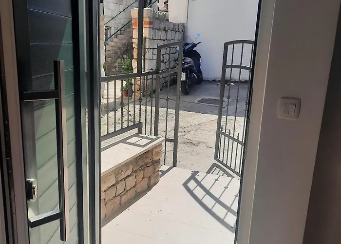 Downtown Modern * Split